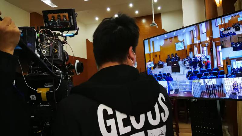 AI生成VS人工创意——江岸区广告片拍摄公司的技术浪漫主义实践